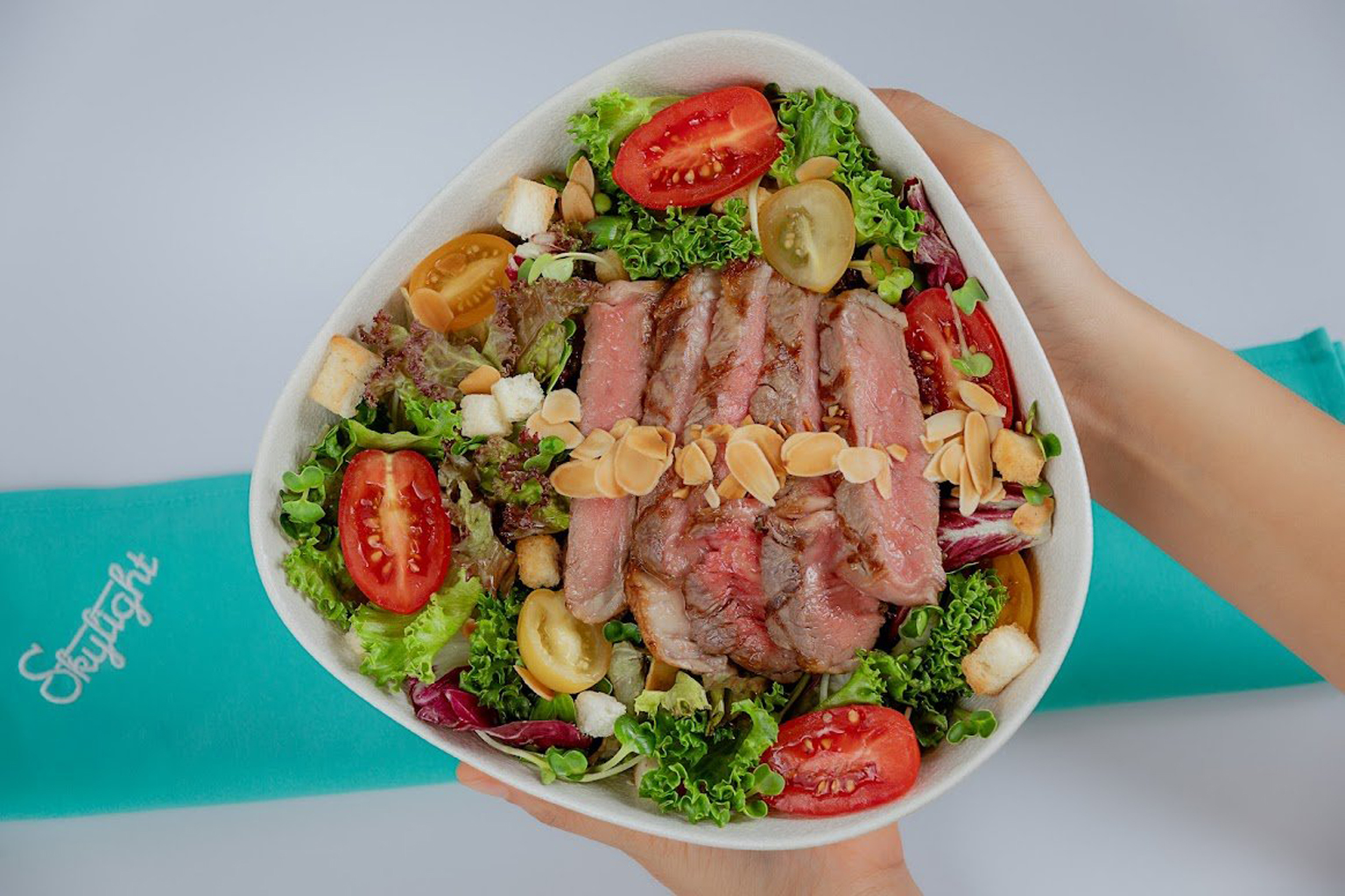 Salad thịt bò: Sự kết hợp hoàn hảo của các nguyên liệu chỉ có ở Skylight Nha Trang