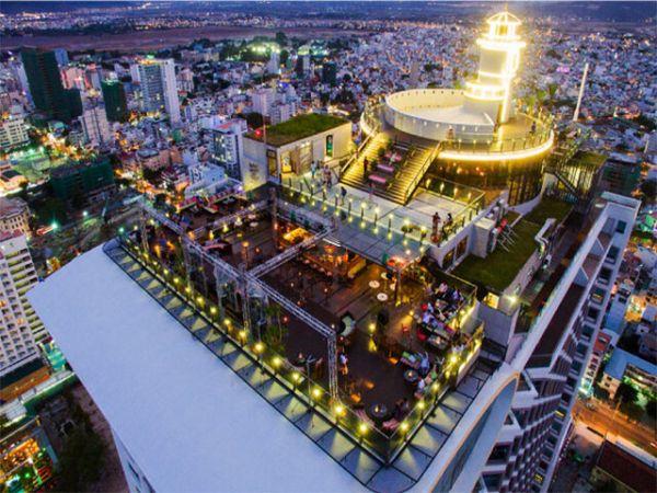 Skylight Nha Trang на крыше отеля Premier Havana ночью