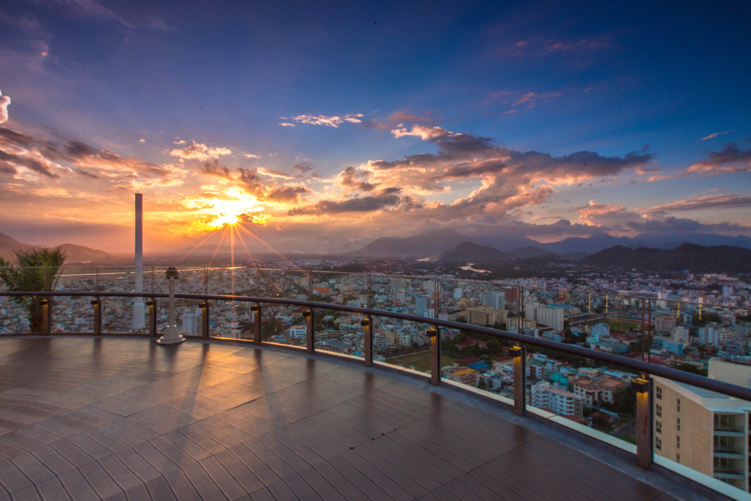 Hoàng hôn nhìn từ 360 Skydeck tại Skylight Nha Trang với toàn cảnh biển, thành phố và núi