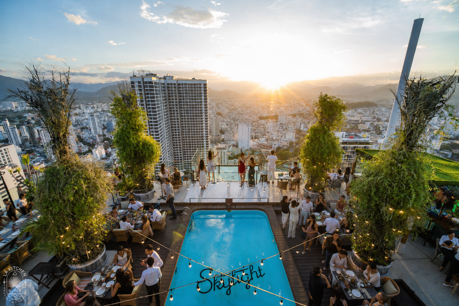 Không gian rooftop tại Skylight Nha Trang lúc hoàng hôn với hồ bơi, khách ngồi thư giãn và toàn cảnh thành phố